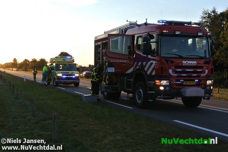 Busje op de kant na kop-staart aanrijding Hessenweg - Foto: Niels Jansen