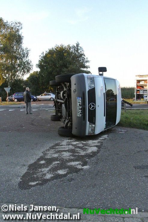 Busje op de kant na kop-staart aanrijding Hessenweg - Foto: Niels Jansen