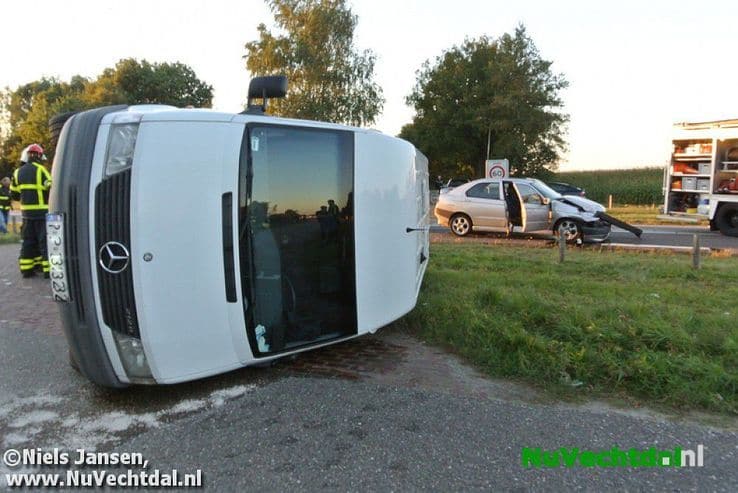 Busje op de kant na kop-staart aanrijding Hessenweg - Foto: Niels Jansen