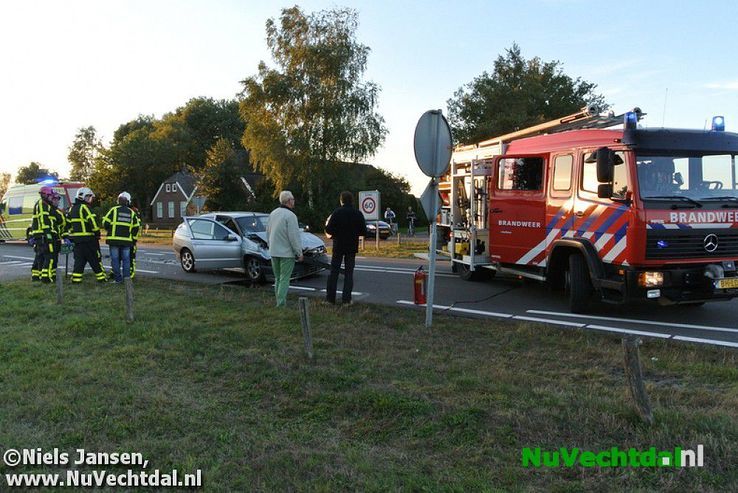 Busje op de kant na kop-staart aanrijding Hessenweg - Foto: Niels Jansen