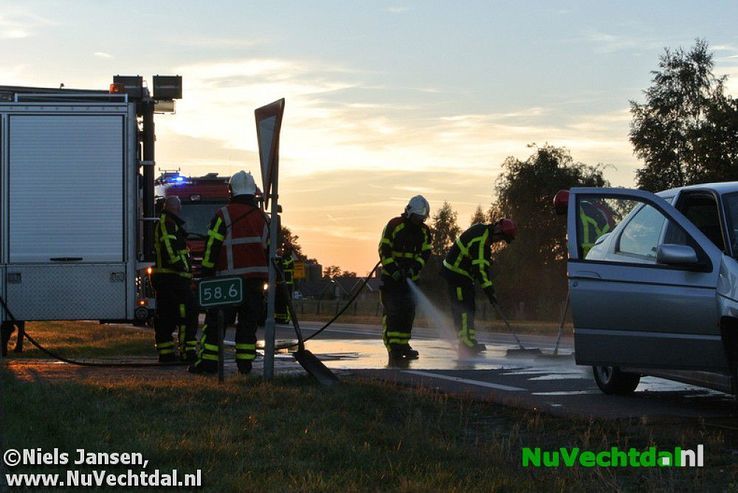 Busje op de kant na kop-staart aanrijding Hessenweg - Foto: Niels Jansen
