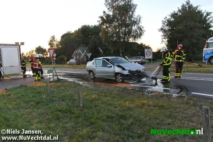 Busje op de kant na kop-staart aanrijding Hessenweg - Foto: Niels Jansen