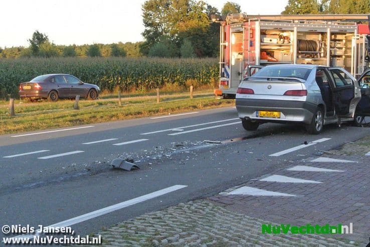 Busje op de kant na kop-staart aanrijding Hessenweg - Foto: Niels Jansen