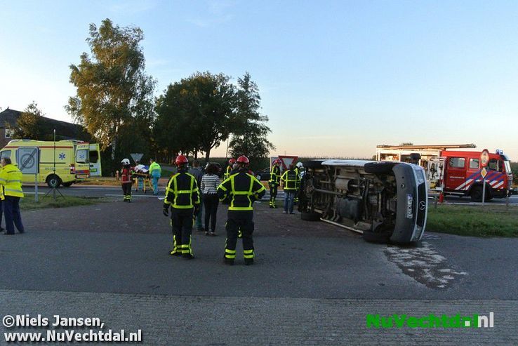Busje op de kant na kop-staart aanrijding Hessenweg - Foto: Niels Jansen