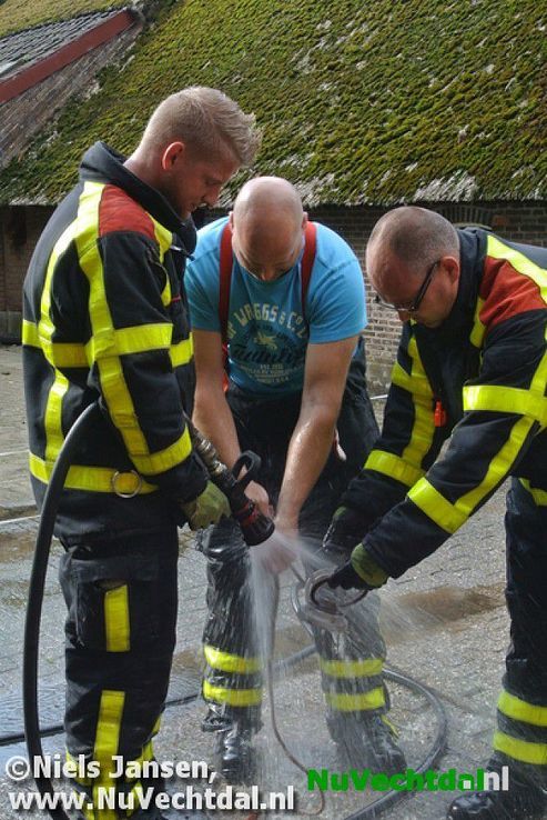 Brandweer bevrijdt koe uit benarde positie Vossersteeg - Foto: Niels Jansen