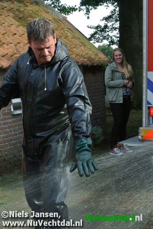Brandweer bevrijdt koe uit benarde positie Vossersteeg - Foto: Niels Jansen