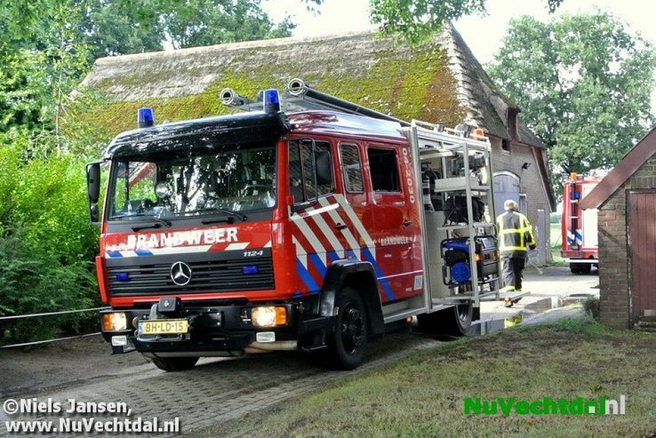 Brandweer bevrijdt koe uit benarde positie Vossersteeg - Foto: Niels Jansen