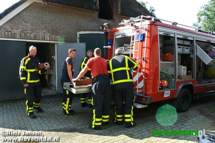 Brandweer bevrijdt koe uit benarde positie Vossersteeg - Foto: Niels Jansen