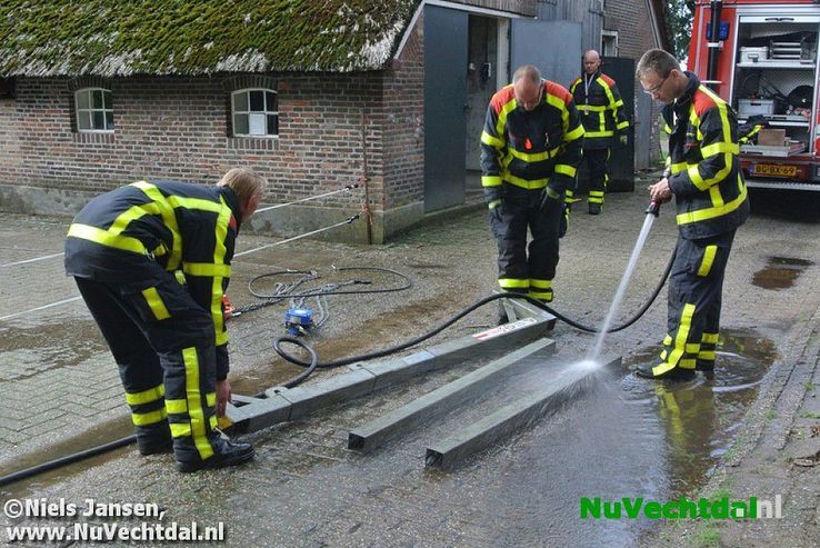 Brandweer bevrijdt koe uit benarde positie Vossersteeg - Foto: Niels Jansen