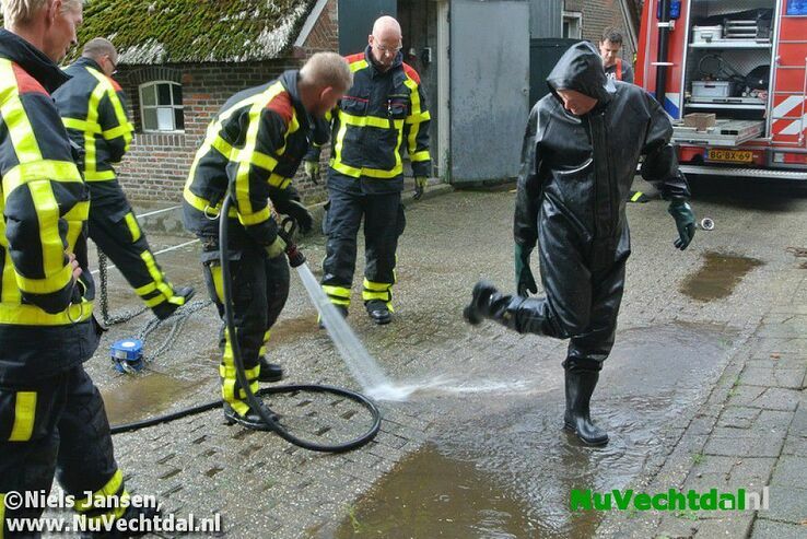 Brandweer bevrijdt koe uit benarde positie Vossersteeg - Foto: Niels Jansen