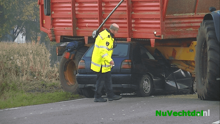 [Video] Ongeval personenauto en maïswagen Oudleusen - Foto: Joost van Assen
