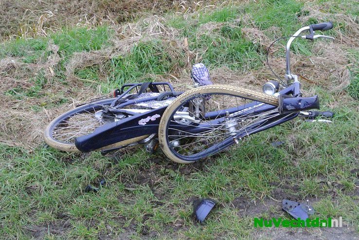 Meisje geschept door auto Nieuwendijk Nieuwleusen - Foto: Niels Jansen