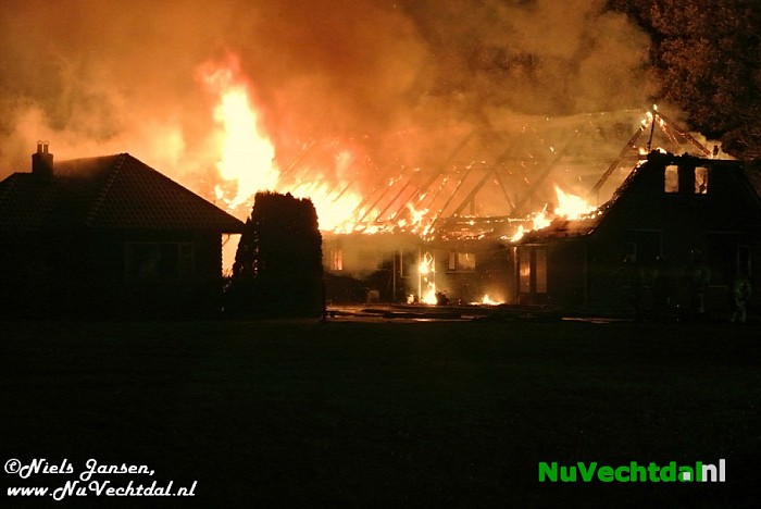 Grote brand woonboerderij Hoevenweg Dalfsen (video) - Foto: Niels Jansen