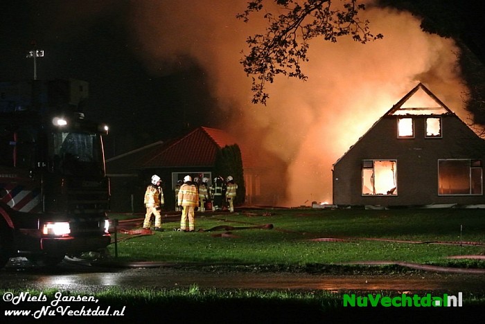 Grote brand woonboerderij Hoevenweg Dalfsen (video) - Foto: Niels Jansen