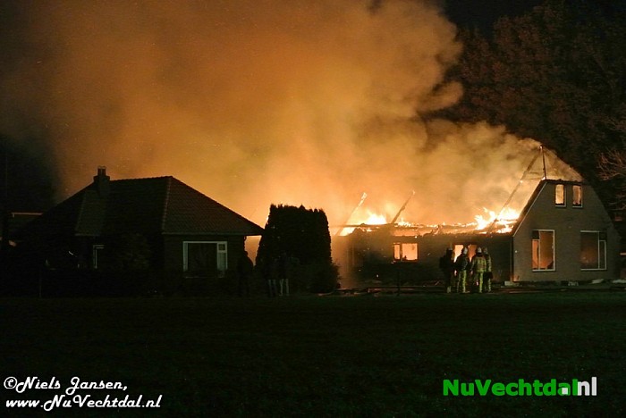 Grote brand woonboerderij Hoevenweg Dalfsen (video) - Foto: Niels Jansen
