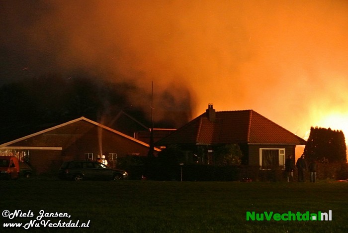Grote brand woonboerderij Hoevenweg Dalfsen (video) - Foto: Niels Jansen