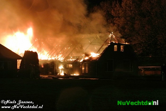 Grote brand woonboerderij Hoevenweg Dalfsen (video) - Foto: Niels Jansen