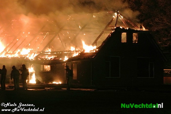 Grote brand woonboerderij Hoevenweg Dalfsen (video) - Foto: Niels Jansen