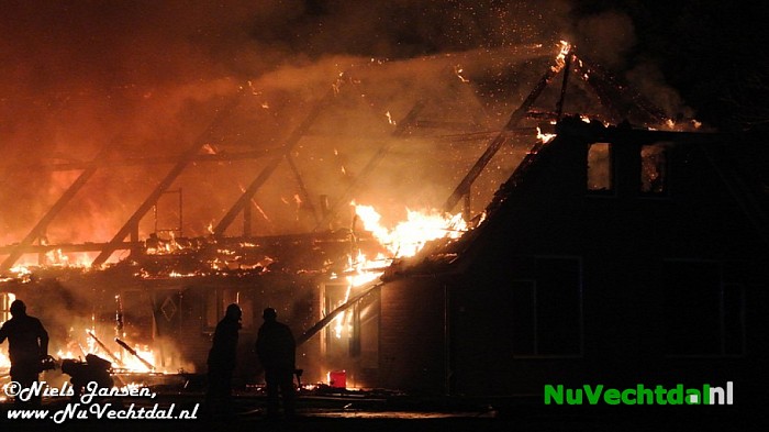 Grote brand woonboerderij Hoevenweg Dalfsen (video) - Foto: Niels Jansen