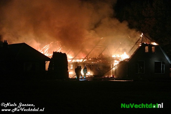 Grote brand woonboerderij Hoevenweg Dalfsen (video) - Foto: Niels Jansen