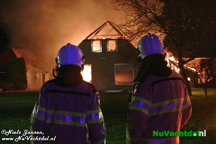 Grote brand woonboerderij Hoevenweg Dalfsen (video) - Foto: Niels Jansen