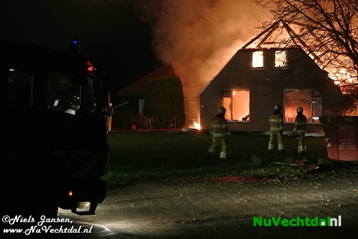 Grote brand woonboerderij Hoevenweg Dalfsen (video) - Foto: Niels Jansen