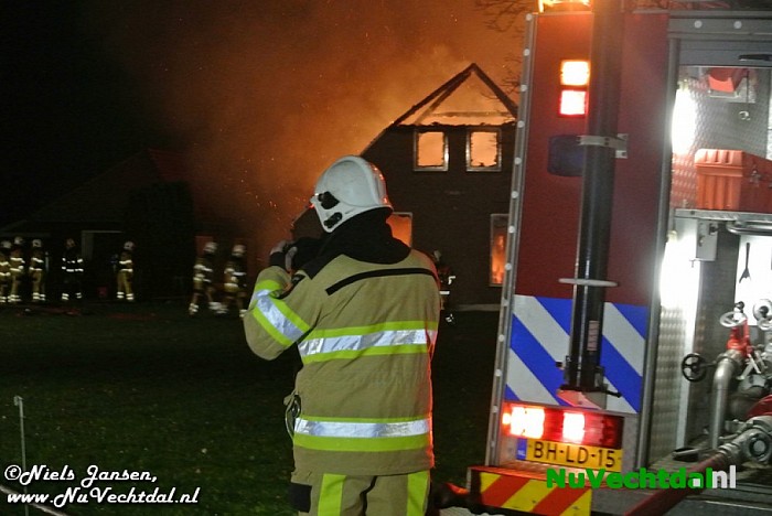 Grote brand woonboerderij Hoevenweg Dalfsen (video) - Foto: Niels Jansen