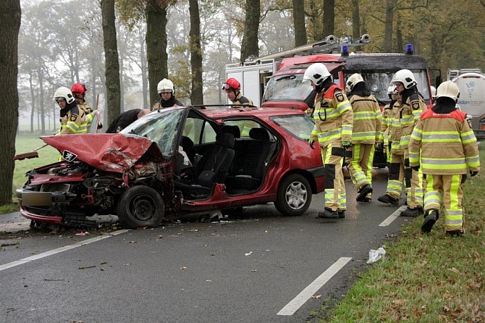 Auto tegen boom na mislukte inhaalmanoeuvre in Dalfsen - Foto: Vechtdal Centraal