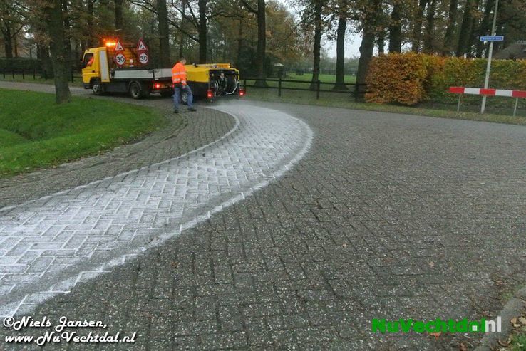 Bromfiets onderuit over oliespoor Vossersteeg Dalfsen - Foto: Niels Jansen