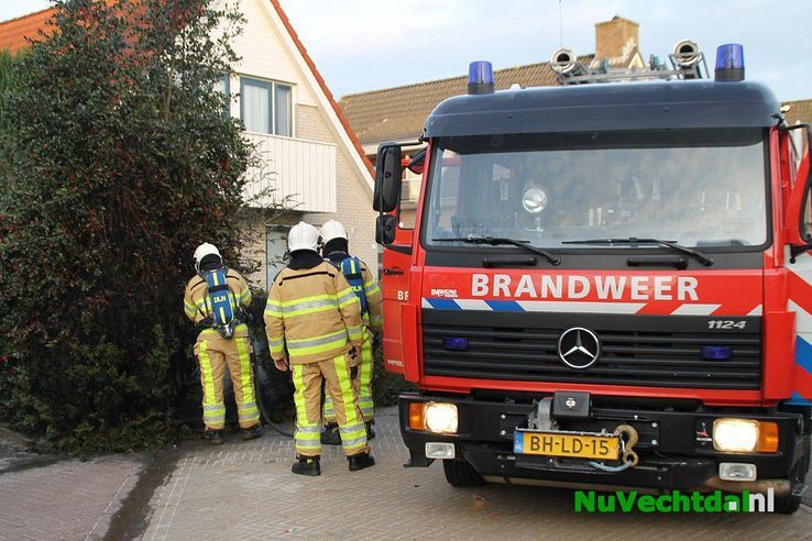 Brand in heg Luukmanserf Dalfsen door vuurwerk