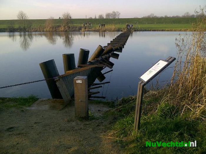 [FOTO] Brug stort in over Lange Kolk in Olst