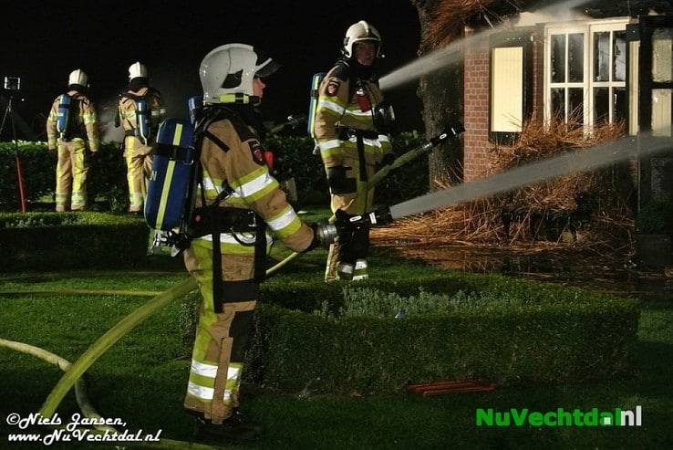 VIDEO Brand legt boerderij in as in Lemelerveld - Foto: Niels Jansen
