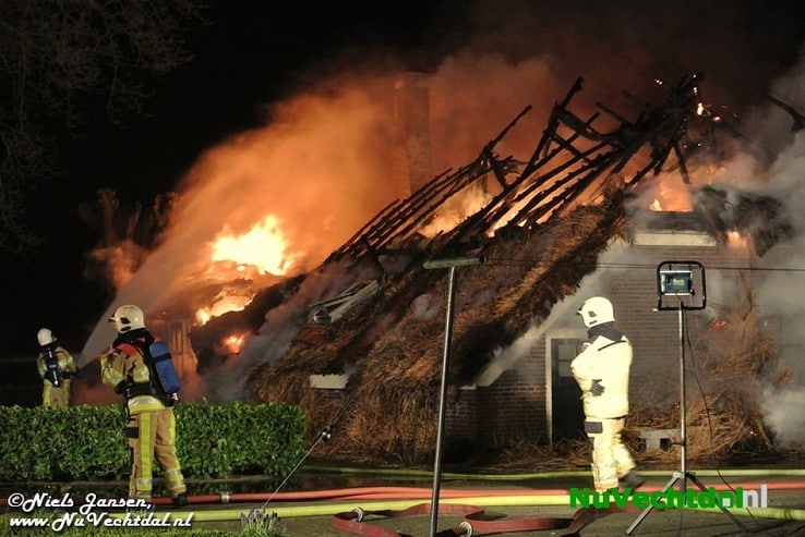 VIDEO Brand legt boerderij in as in Lemelerveld - Foto: Niels Jansen