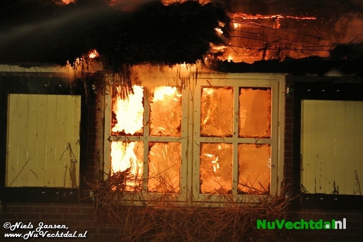 VIDEO Brand legt boerderij in as in Lemelerveld - Foto: Niels Jansen