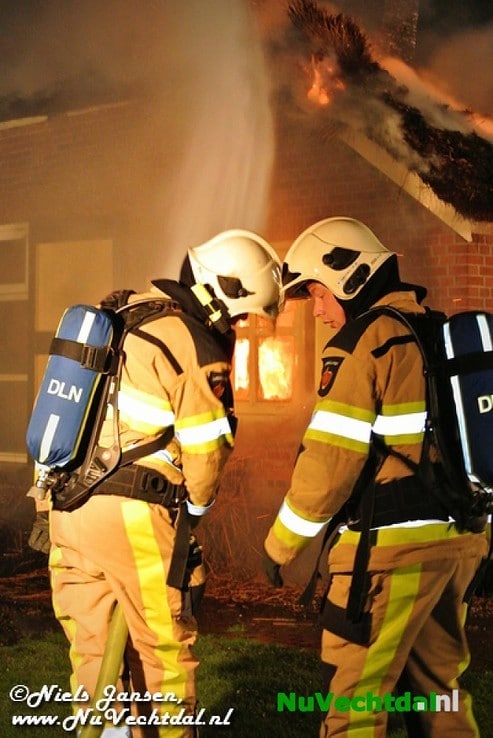 VIDEO Brand legt boerderij in as in Lemelerveld - Foto: Niels Jansen