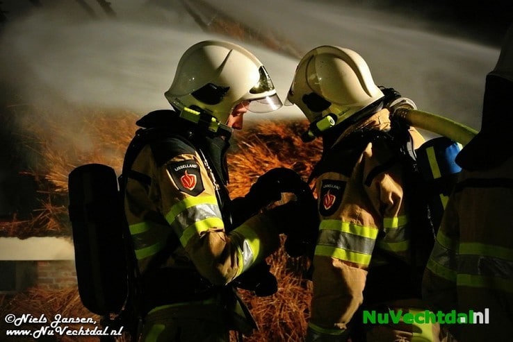 VIDEO Brand legt boerderij in as in Lemelerveld - Foto: Niels Jansen