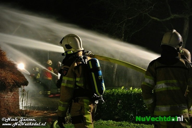 VIDEO Brand legt boerderij in as in Lemelerveld - Foto: Niels Jansen
