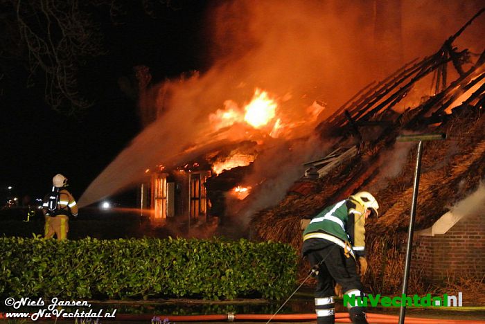 VIDEO Brand legt boerderij in as in Lemelerveld - Foto: Niels Jansen
