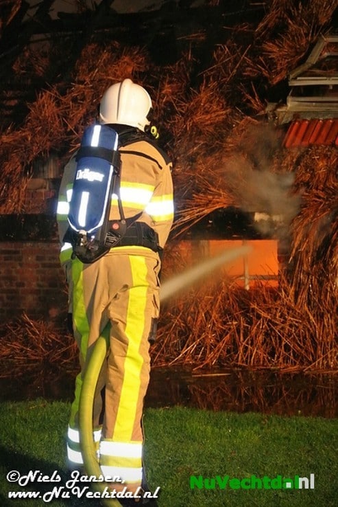 VIDEO Brand legt boerderij in as in Lemelerveld - Foto: Niels Jansen