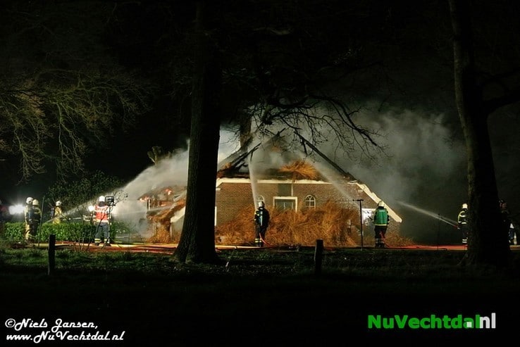 VIDEO Brand legt boerderij in as in Lemelerveld - Foto: Niels Jansen