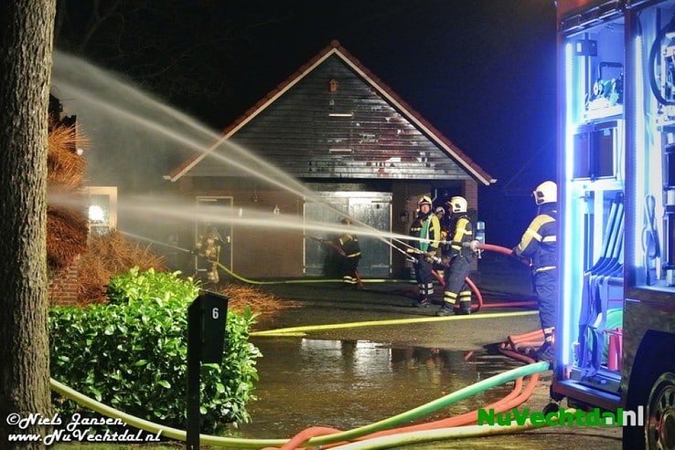 VIDEO Brand legt boerderij in as in Lemelerveld - Foto: Niels Jansen