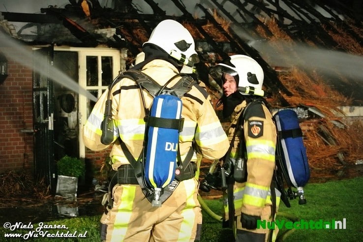 VIDEO Brand legt boerderij in as in Lemelerveld - Foto: Niels Jansen