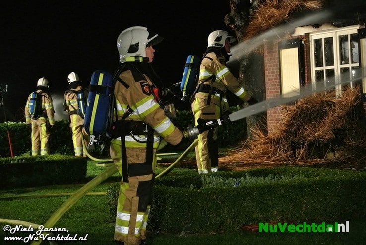 VIDEO Brand legt boerderij in as in Lemelerveld - Foto: Niels Jansen