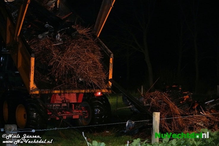 VIDEO Brand legt boerderij in as in Lemelerveld - Foto: Niels Jansen