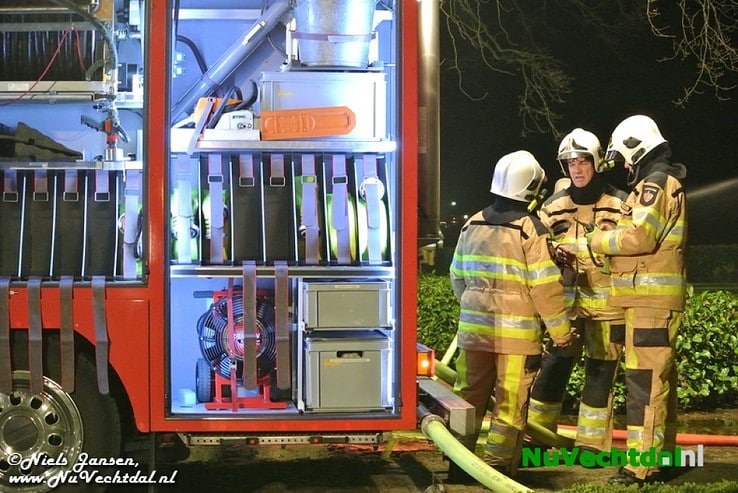 VIDEO Brand legt boerderij in as in Lemelerveld - Foto: Niels Jansen
