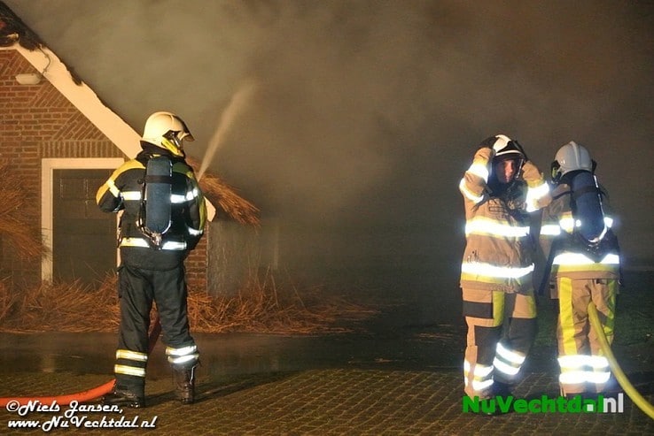 VIDEO Brand legt boerderij in as in Lemelerveld - Foto: Niels Jansen