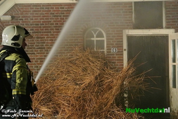 VIDEO Brand legt boerderij in as in Lemelerveld - Foto: Niels Jansen