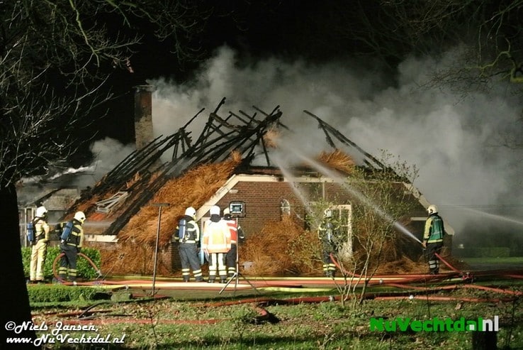 VIDEO Brand legt boerderij in as in Lemelerveld - Foto: Niels Jansen