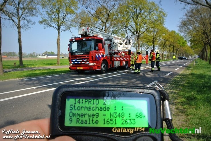 VIDEO: Vlieger in boom langs N348, inzet brandweer - Foto: Niels Jansen