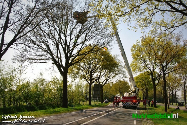 VIDEO: Vlieger in boom langs N348, inzet brandweer - Foto: Niels Jansen